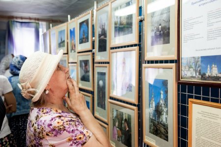 При храме св. апостола Андрея Первозванного проходит фотовыставка «Православные храмы Астраханского края»