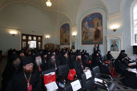 В Санкт-Петербурге завершился первый день работы круглого стола «Богослужение и молитва как средоточие жизни монашеского братства»