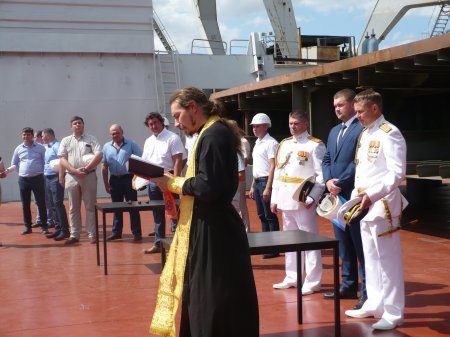 В Астрахани заложили плавкран для Каспийской флотилии