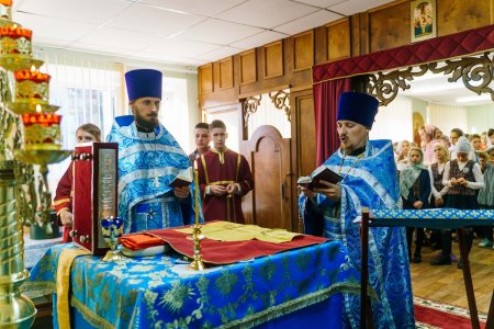 В домовом храме основной школы Православной гимназии была совершена первая Божественная литургия