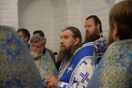 Первая литургия в домовом храме Архиерейских палат Астраханского кремля