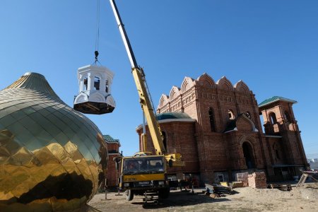 Купол и крест установлены на храме в честь прп. Сергия Радонежского