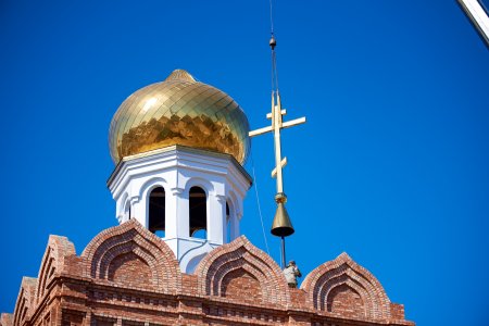 Купол и крест установлены на храме в честь прп. Сергия Радонежского