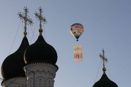 В Астраханское небо поднялся аэростат с иконой Вознесения Господня