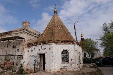 Глава митрополии и глава региона посетили строящиеся храмы Астрахани