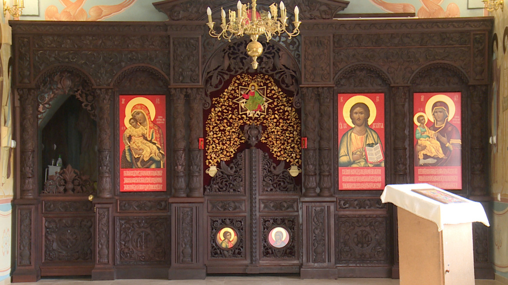 Видеосюжет государственной телерадиокомпании «Лотос»: Два новых иконостаса установили в храме Святой Живоначальной Троицы в Астрахани