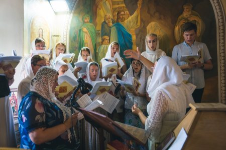 Народный хор надвратного храма во имя святителя Николая Чудотворца Астраханского кремля впервые спел Божественную литургию