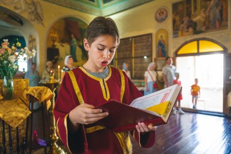 Народный хор надвратного храма во имя святителя Николая Чудотворца Астраханского кремля впервые спел Божественную литургию