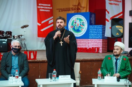Клирики Астраханской епархии выступили перед учащимися Астраханских вузов на студенческом этнофестивале