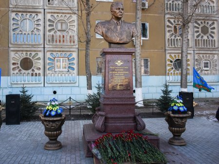 В Астрахани открыли памятник главкому Воздушно-десантных войск Василию Маргелову