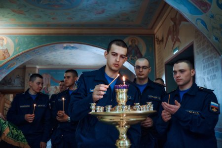 Военнослужащие ВКС посетили храм Святой Живоначальной Троицы в Астрахани