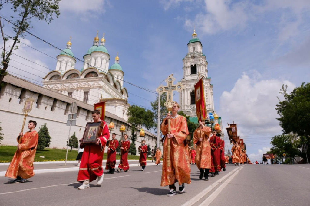 Видеосюжет государственной телерадиокомпании «Лотос»: В Астрахани в День славянской письменности и культуры прошёл крестный ход