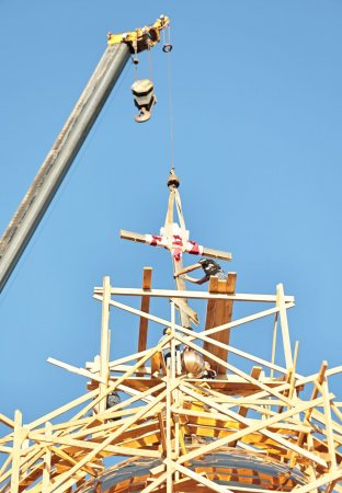 На купол строящегося храма в честь святителя Николая Чудотворца установили крест 