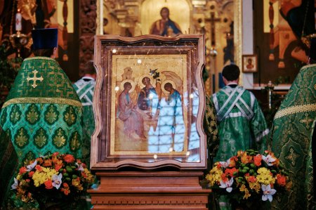 Божественная литургия архиерейским чином в праздник Святой Троицы 