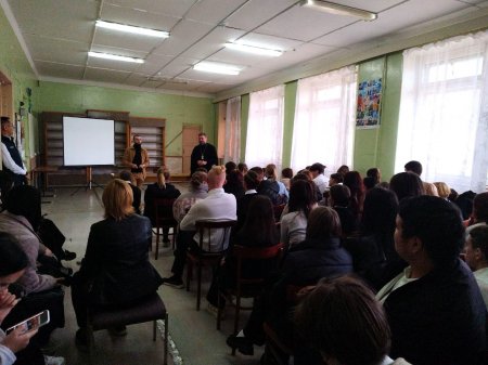 В Астраханском технологическом техникуме прошла беседа о сохранении традиционных духовно-нравственных ценностей