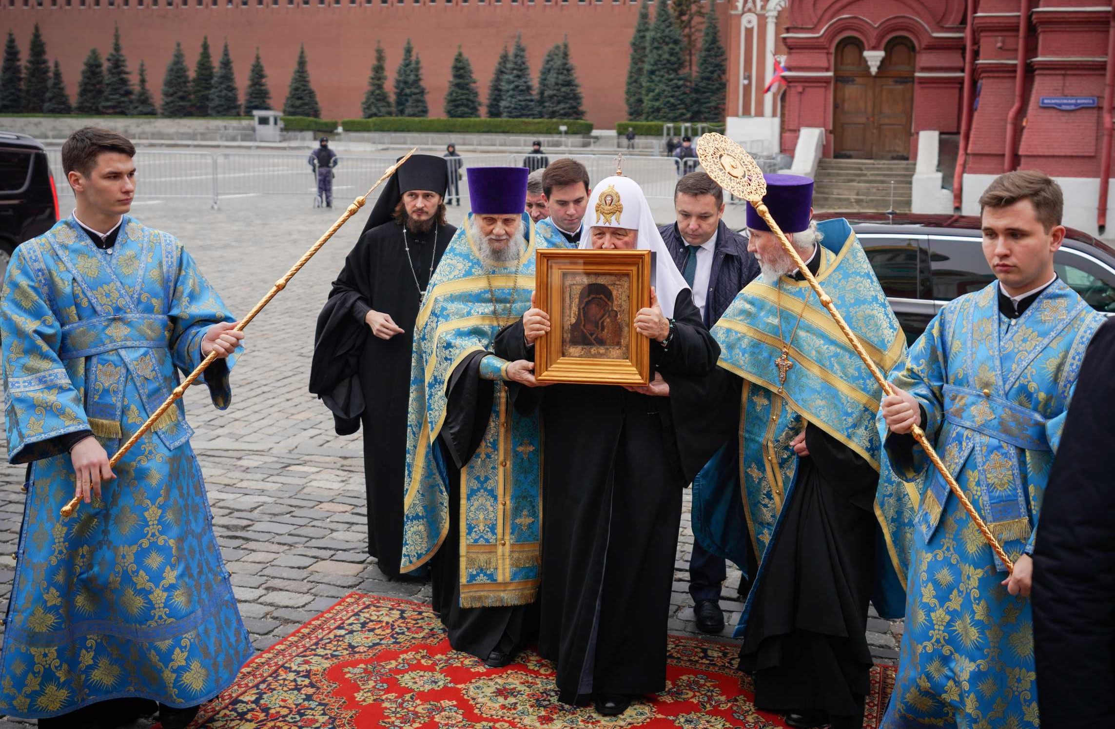 Обретенная чудотворная Казанская икона Божией Матери возвращена в Казанский собор на Красной площади