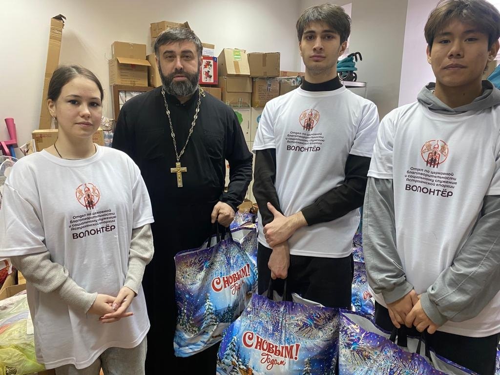 Жильцам обрушившегося дома в Астрахани дарят новогодние подарки
