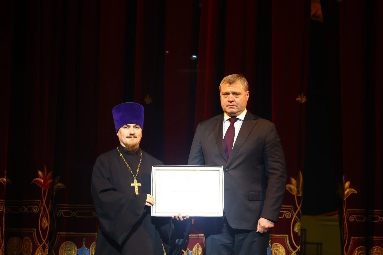 Губернатор Игорь Бабушкин наградил почетной грамотой духовника Православной гимназии